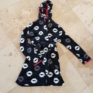 Black Short Plush Robe White & Gray Kisses